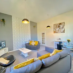 Apartment 4 Single Beds Or 2 Doubles - Free Parking Spaces - Smart Tv's - Centre Spacious Flat, Southampton