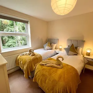Apartment Price - Amazing 2 Bed 2 Bath - 4 Singles Or Super King Beds, 10 Min Walk To Centre, 5 Minute Walk To Mayflower Theatre, Smart Tv, Ensuite, Balcony, Free Parking, Southampton