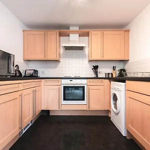 Apartment Spacious Comfort Haven: 2-bed Smart With Free Parking, Southampton