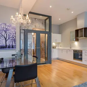 https://fitzrovia-mansion-apartments-in-belfasts-cathedral-quarter.belfasthotelsireland.com
